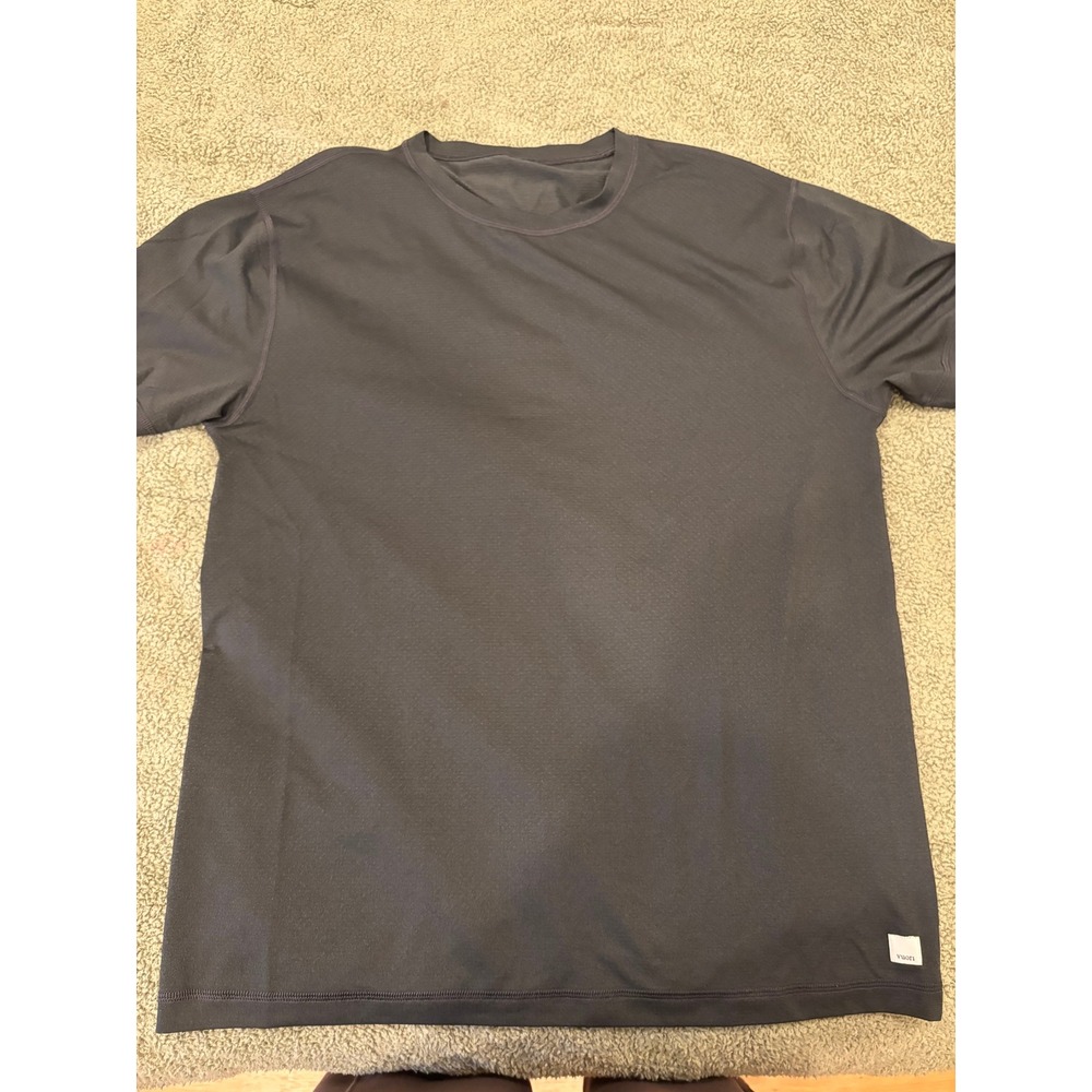 NWOT Vuori Mens Short Sleeve Shirt Workout Tee Shirt Sweat Wicking California